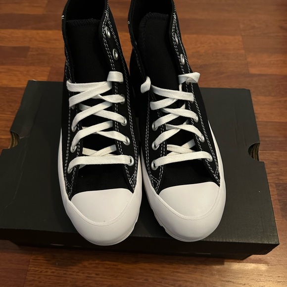 NIB Converse Lug High Tops - Picture 4 of 5